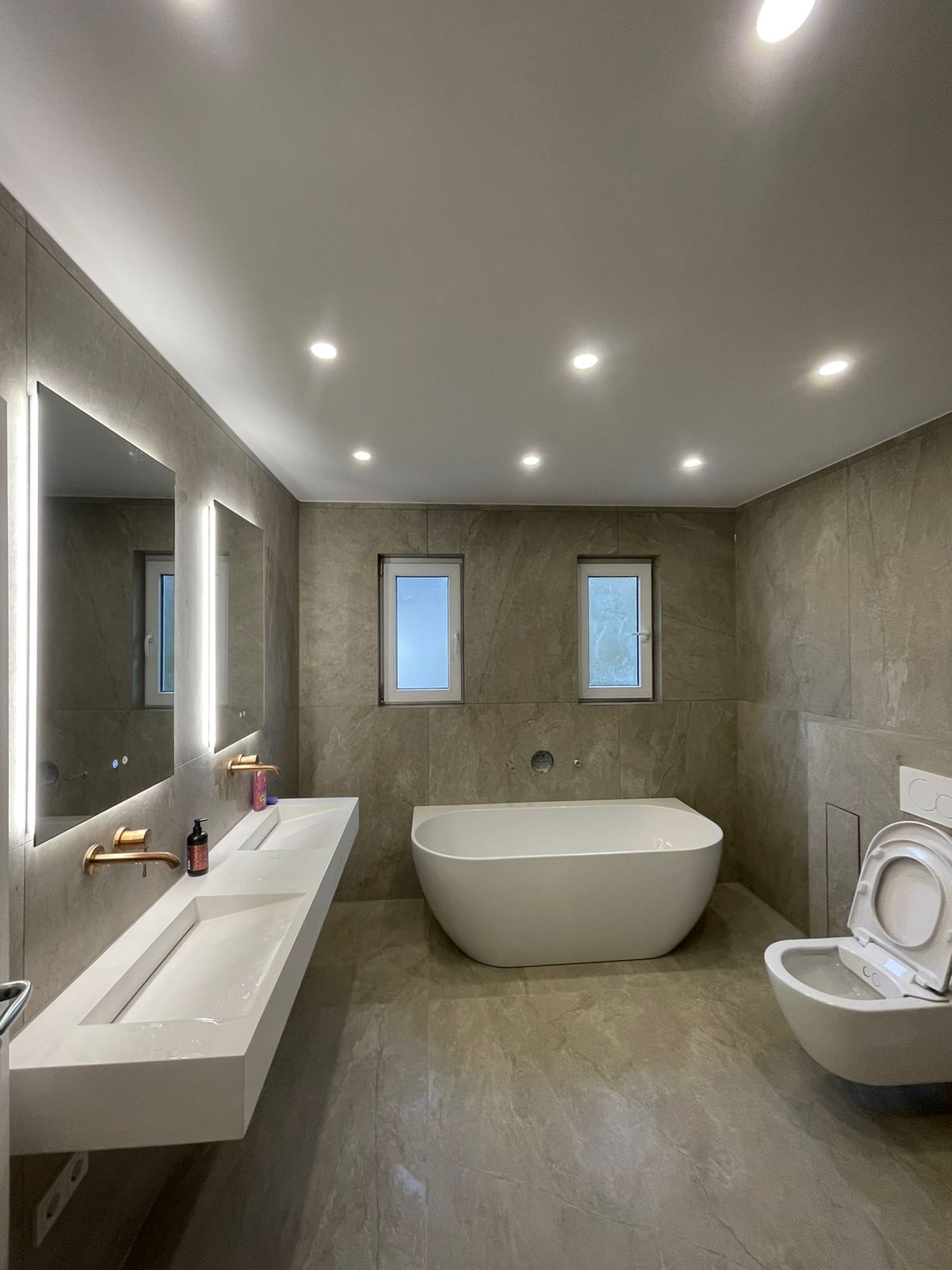Premium Dusche - Großformatige Fliesen