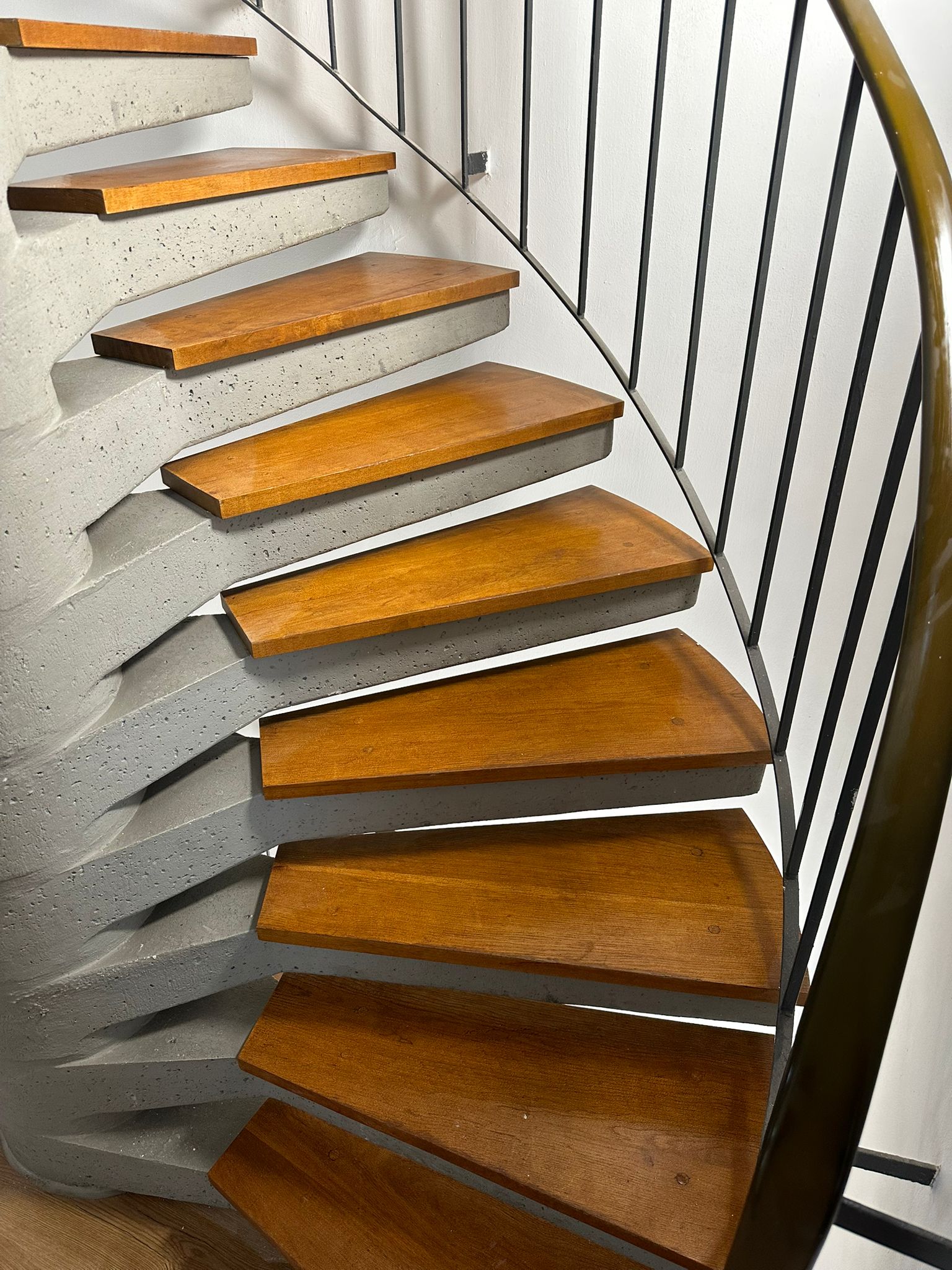 Sanierte Treppe mit Holzstufen und sauberem Geländer